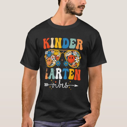 Groovy Retro Kindergarten Vibes First Day Back To  T-shirt (Voorkant)
