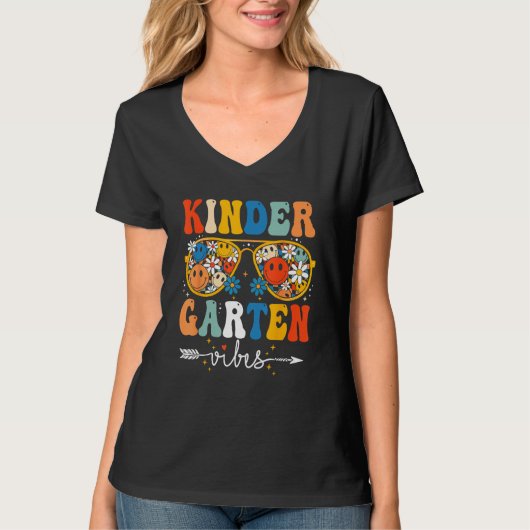 Groovy Retro Kindergarten Vibes First Day Back To  T-shirt (Voorkant)