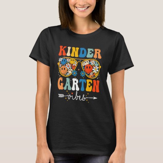 Groovy Retro Kindergarten Vibes First Day Back To  T-shirt (Voorkant)
