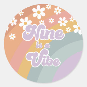 Groovy Retro Nine is een Vibe Regenboog Ronde Sticker