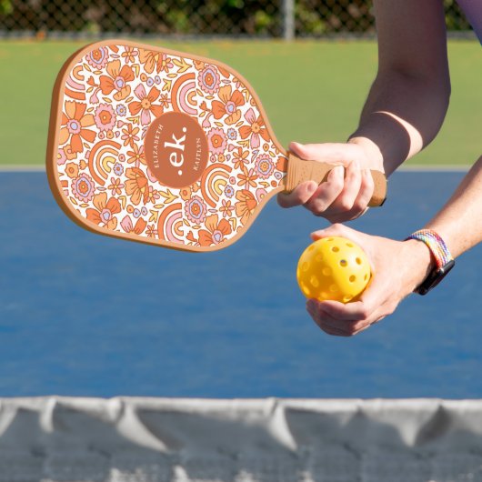 Groovy Retro Oranje Bloemen Monogram Pickleball Paddle (Insitu)