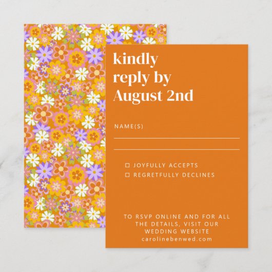 Groovy Retro Oranje paarse bloemen bruiloft RSVP Kaartje (Voorkant / Achterkant)