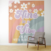 Groovy Retro Rainbow Nine is een Vibe Wandkleed (In situ)
