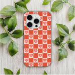 Groovy Retro Romantische Liefde Hart Rood Checkerb iPhone 15 Pro Case<br><div class="desc">Groovy Retro Romantic Love Heart Red Checkerboard iPhone 15 Pro Hoesjes heeft een eenvoudig rood dambordpatroon met groovy retro romantische liefdesharten. Perfecte gift voor haar voor Valentijnsdag,  verjaardag,  moeder voor Moederdag,  vriendin,  liefje voor Kerstmis en feestdagen. Ontworpen door ©Evco Studio www.zazzle.com/store/evcostudio</div>