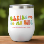 Groovy Retro stijl bakken is mijn vibe, bakker<br><div class="desc">Schenk deze 'Baking Is My Vibe' tuimelaar aan de bakker in je leven.</div>
