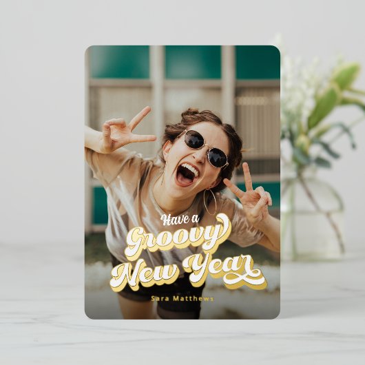 Groovy Retro Typografie & Gold Foil Nieuwjaar Folie Feestdagenkaart (Staand Voorkant)