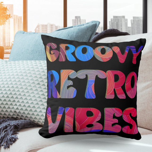 Groovy Retro Vibes Hippie Multicolor Tekst Zwart Kussen (A cool throw pillow with 'Groovy retro vibes' in vibrant multicolored letters)