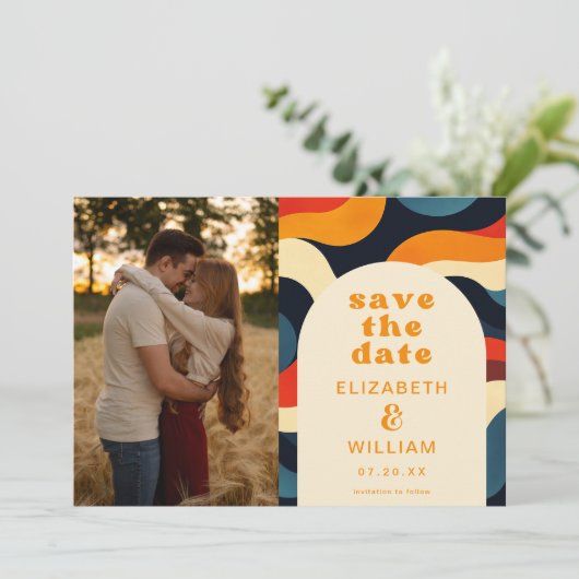 Groovy Retro Wavy Boho Trouwfoto Save The Date (Staand voorkant)
