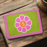 Groovy Roze Daisy met Aangepast Sinaasappel Monogr Drievoud Portemonnee<br><div class="desc">Een schattig ontwerp met een trendy lentebloem en een gedurfde manier om je monogrammen weer te geven.</div>
