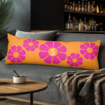 Groovy Roze Daisy met Aangepast Sinaasappel Monogr Lichaamskussen<br><div class="desc">Een schattig ontwerp met een trendy lentebloem en een gedurfde manier om je monogram weer te geven.</div>