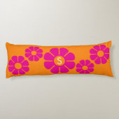 Groovy Roze Daisy met Aangepast Sinaasappel Monogr Lichaamskussen (Achterkant)