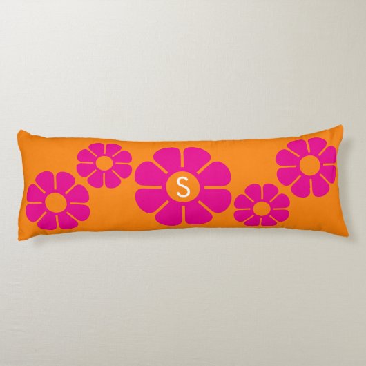 Groovy Roze Daisy met Aangepast Sinaasappel Monogr Lichaamskussen (Achterkant)