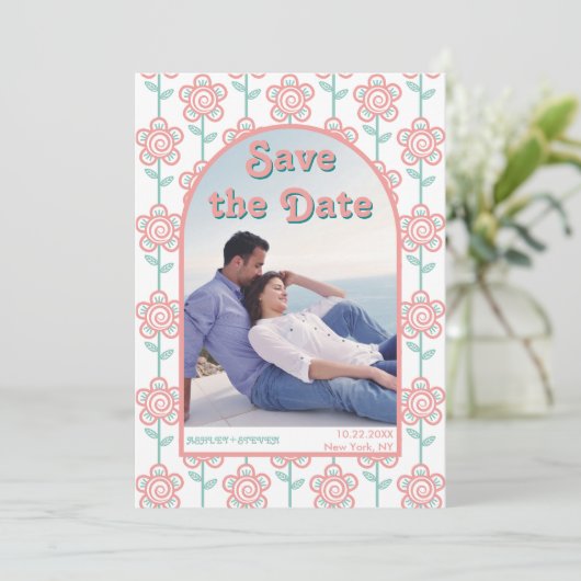 Groovy roze en aqua bloemen 70s geïnspireerd foto save the date (Staand voorkant)