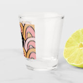 Groovy Roze Oranje Monogram Aangepaste Naam Shot Glas (Rechts)