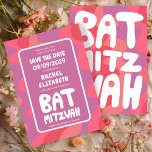 Groovy Roze Waves Custom Bat Mitzvah Save The Date<br><div class="desc">Perfecte kaart om een vleermuismitswa of andere joodse viering aan te kondigen en gasten te vragen om de datum te bewaren! Hand gemaakte kunst voor u met handlettering aan de voor- en achterkant! VOLLEDIG ! Klik op "Personaliseren" hierboven om de tekst te bewerken. Klik op "bewerken met behulp van design...</div>