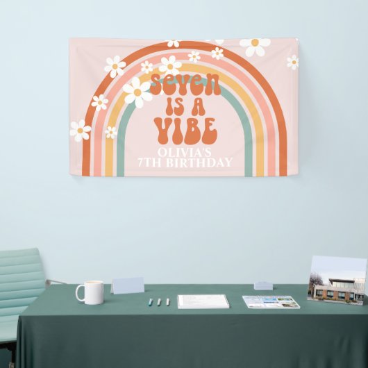 Groovy Seven is een Vibe Rainbow Daisy 7th Verjaar Spandoek (Beurs)