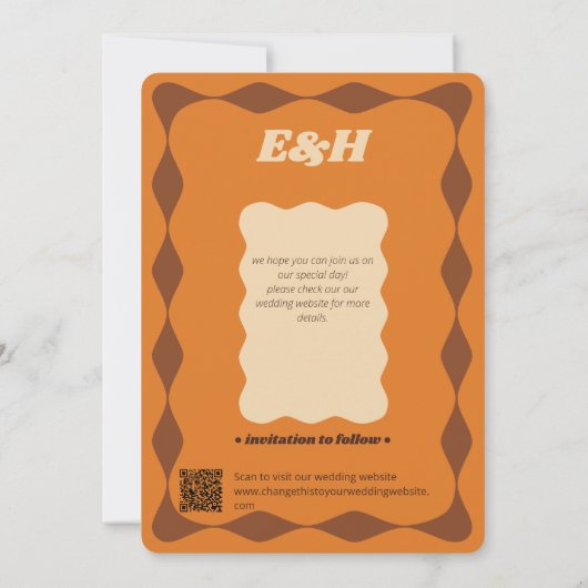 Groovy Sinaasappel en bruin golvende grens bruilof Save The Date (Achterkant)