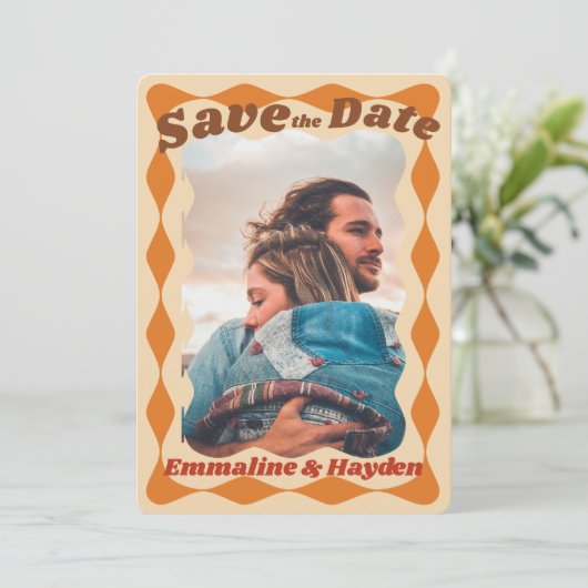 Groovy Sinaasappel golvende grens foto bruiloft Save The Date (Staand voorkant)