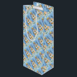 GROOVY SNOWMAN, PEACE SIGN CHRISTMAS WINE GIFT BAG WIJN CADEAUTAS<br><div class="desc">DAT WAREN DE DAGEN VAN DE STROOMSTROOM,  HET STROPDAS WAS IN DE DAG EN HET VREDESTEKEN. VOEG EEN BEETJE LIEFJE AAN JE VERSIE TOE. GROOVY SNOWMAN WINE GIFT BAG. Kies voor overeenkomende omslagen,  weefselpapier,  lint,  cadeautjes en Labels. Susan Brack Design</div>