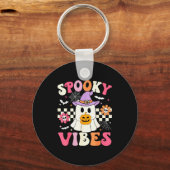Groovy Soky Vibes Retro Ghost Holding Pumpkin Hall Sleutelhanger (Voorkant)
