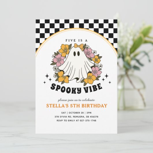 Groovy Spooky Girl Halloween Birthday Invitation Kaart (Staand voorkant)