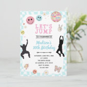 Groovy sprong verjaardagsfeest uitnodiging (Staand voorkant)