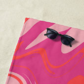 Groovy swirly sinaasappel en roze motief strandlaken (In situ)