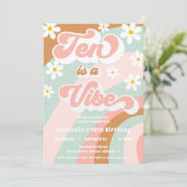 Groovy Ten is een Vibe retro pastel 10e verjaardag Kaart (Staand voorkant)