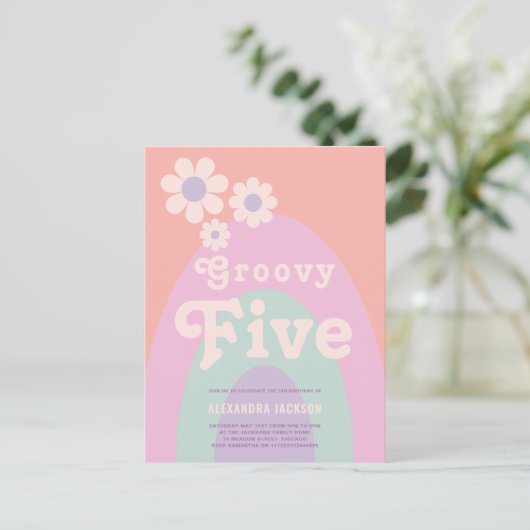 Groovy Vijf Retro Daisy Arch Verjaardagsfeest Uitnodiging Briefkaart (Staand voorkant)