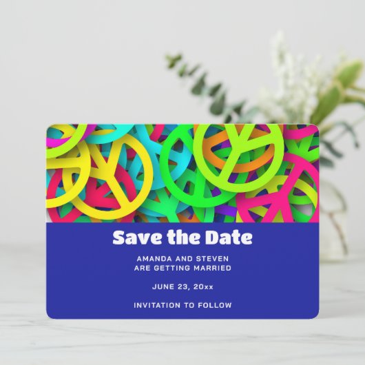 Groovy Vrede Tekens Rainbow Patroon Bruiloft Save The Date (Staand voorkant)