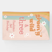 Groovy Wild en Three White Daisy Girl's Birthday Spandoek (Horizontaal)