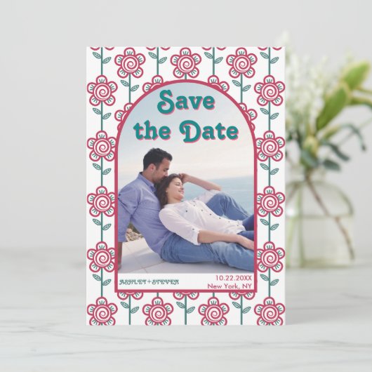 Groovymagenta en blauwgroen bloemen 70s geïnspiree save the date (Staand voorkant)