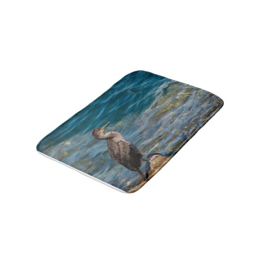 Grote aalscholver op de rotsen badmat (Gekanteld)