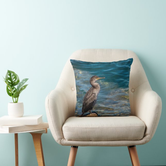 Grote aalscholver op de rotsen kussen (Stoel)