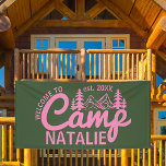 Grote Aangepaste Camp Bachelorette Party Cool Welk Spandoek<br><div class="desc">Welkom bij de ultieme Camp Bachelorette Party met onze Large Custom Camp Bachelorette Party Cool Welcome Banner! Maak je klaar om het wild in de bossen te omarmen met deze banner op maat, ideaal voor uw glamping vrijgezellenfeest. Deze banner is gemaakt om de geest van uw outdoor avontuur vast te...</div>