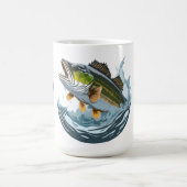 Grote Bass die op een oppervlakte lokaas slaat Koffiemok (Center)