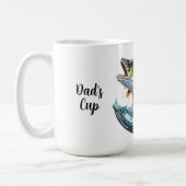 Grote Bass die op een oppervlakte lokaas slaat Koffiemok (Links)