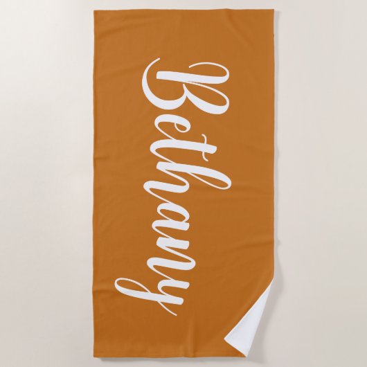 Grote benaming in het wit op Deep Yellow Brown Strandlaken (Voorkant)