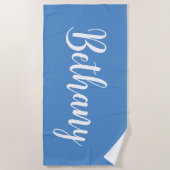 Grote benaming in het wit op zacht blauw strandlaken (Voorkant)