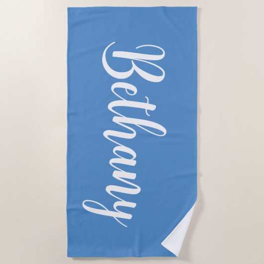 Grote benaming in het wit op zacht blauw strandlaken (Voorkant)