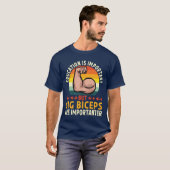 Grote biceps zijn belangrijk Grappige Workout Gym  T-shirt (Voorkant volledig)