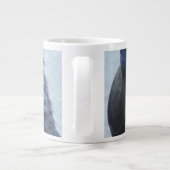 Grote blauwe ara op grote mok koffie (Achterkant)