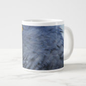 Grote blauwe ara op grote mok koffie (Voorkant rechts)