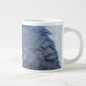 Grote blauwe ara op grote mok koffie (Rechts)