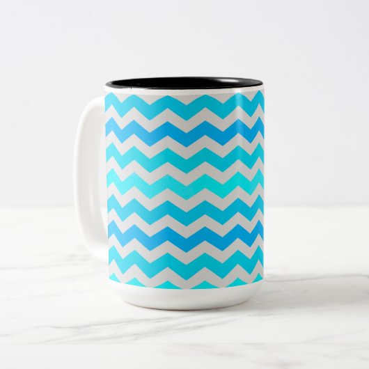 Grote blauwe en aqua chevron gestreepte mok (Voorkant links)