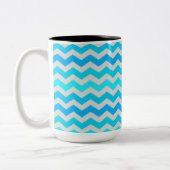 Grote blauwe en aqua chevron gestreepte mok (Links)