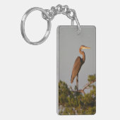 Grote blauwe haron boven op de boom sleutelhanger (Voorkant Links)