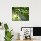 Grote blauwe haron in vijver - groen poster (Thuiskantoor)