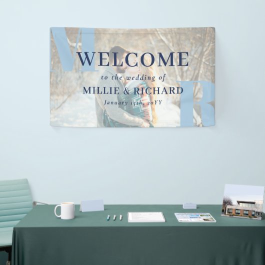 Grote Blauwe Initialen Foto Modern Bruiloft Welkom Spandoek (Beurs)
