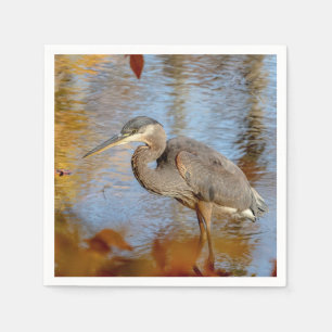 Grote Blauwe Reiger die met herfstgebladerte wordt Servet